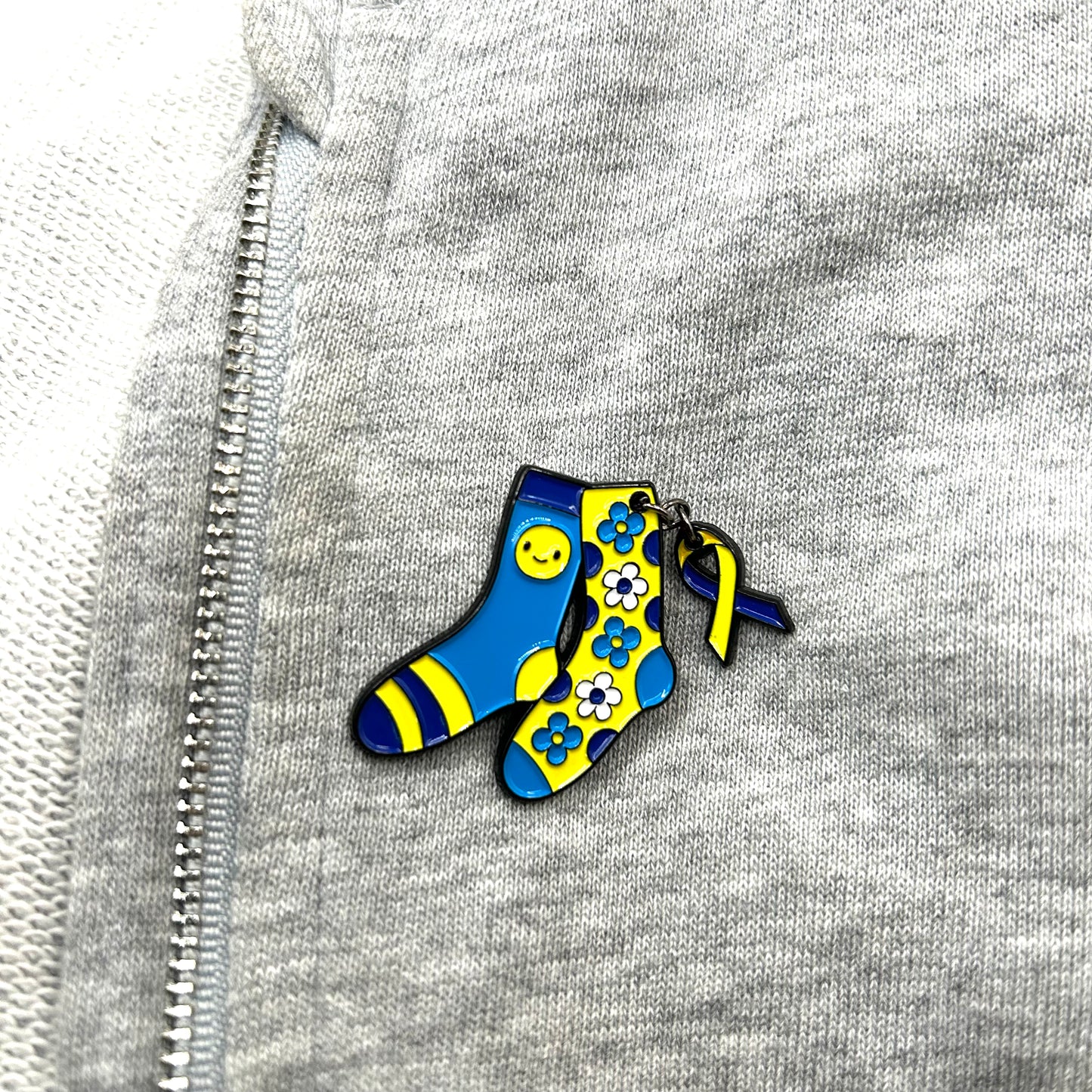 Pin's TRISOMIE 21 - Chaussettes dépareillées