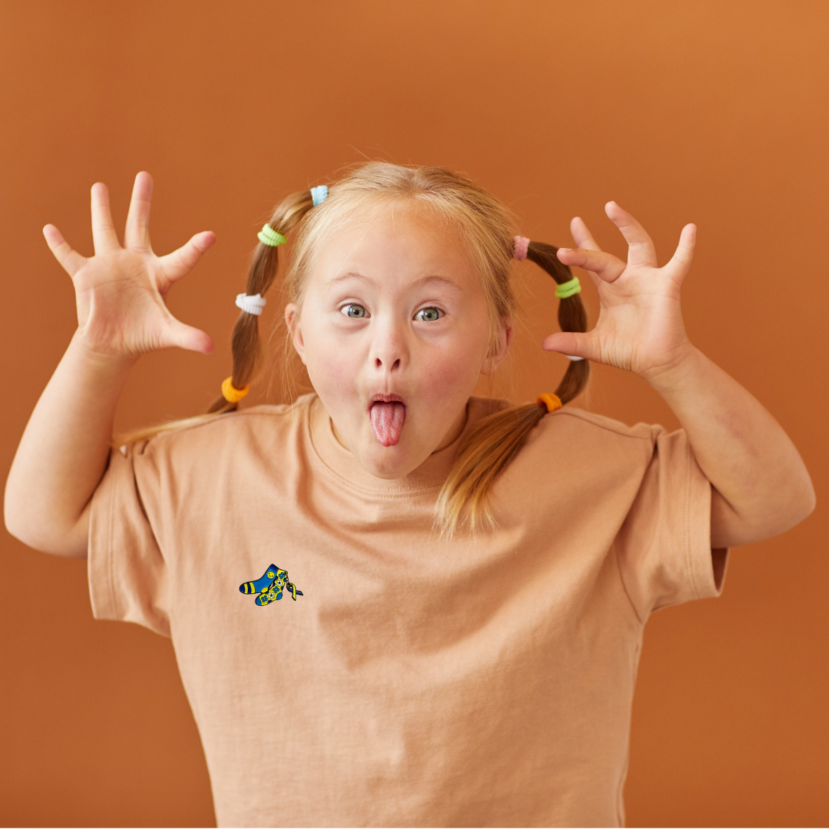 Pin's TRISOMIE 21 - Chaussettes dépareillées