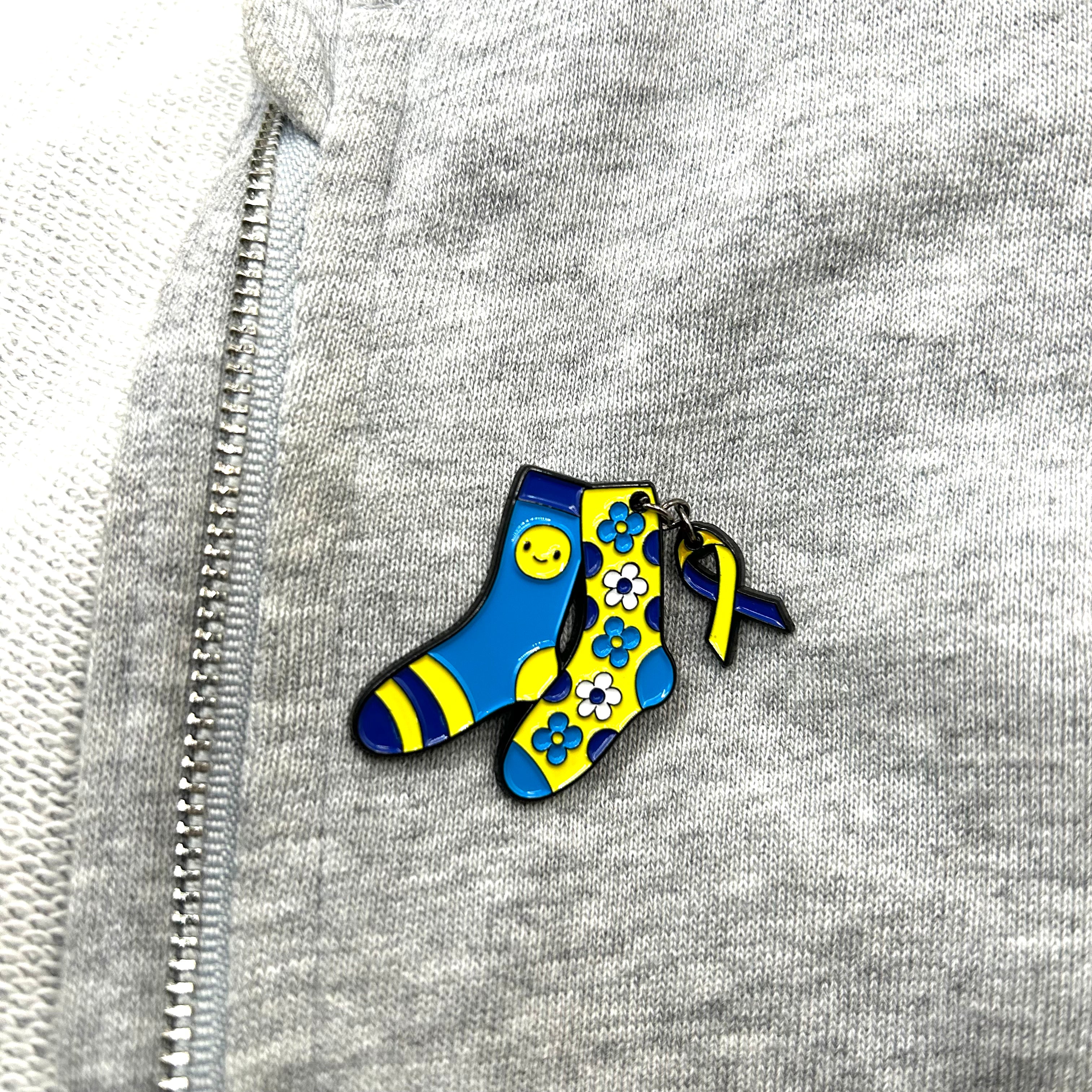 Pin's TRISOMIE 21 - Chaussettes dépareillées